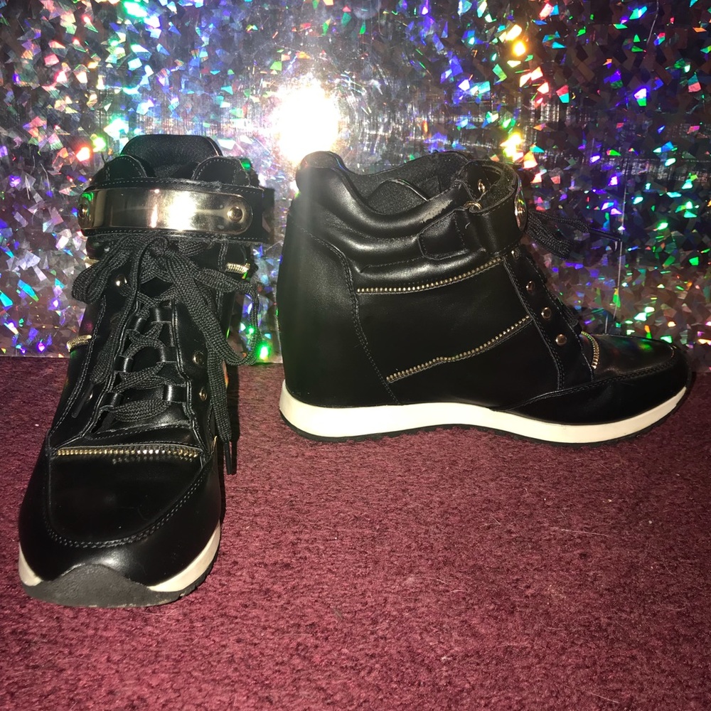 Black and gold sneaker heals.